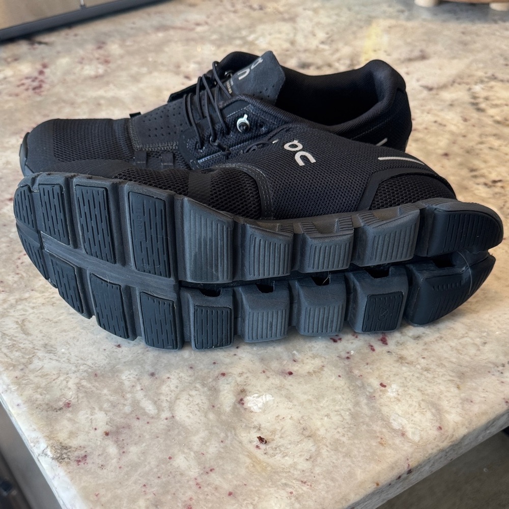 On Running Cloud 5 Black Athletic Shoes - Picture 5 of 6
